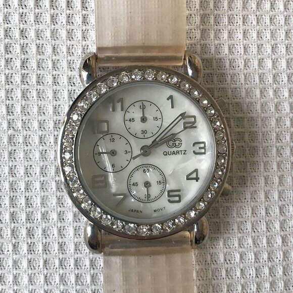 GG Women's Silver Tone Mother of Pearl Quartz Wristwatch Japan, Not Working - Picture 1 of 13